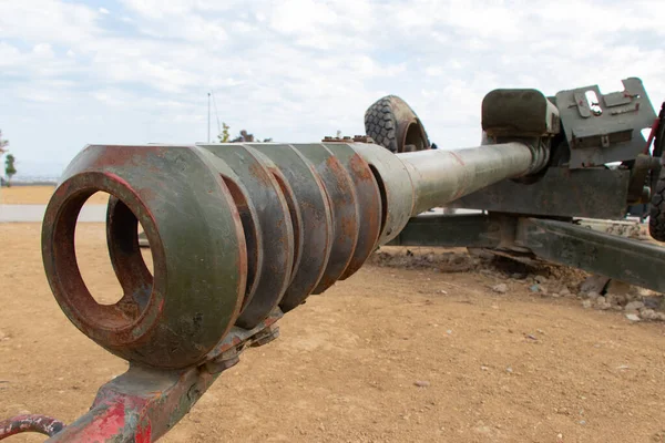 Zerstörte armenische Haubitze D-20. Militärischer Trophäenpark Baku. — Stockfoto