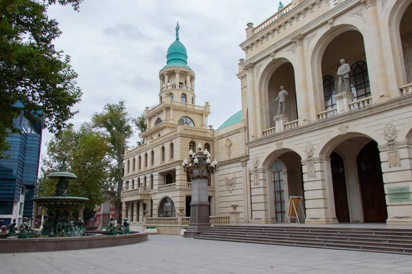 Ganja State Philharmonic. Moderna byggnader i Ganja stad Azerbajdzjan. — Stockfoto