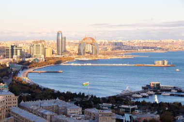 Bakü 'nün panoramik manzarası. Hazar Denizi kıyısındaki Azerbaycan 'ın başkenti