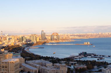 Bakü 'nün panoramik manzarası. Hazar Denizi kıyısındaki Azerbaycan 'ın başkenti