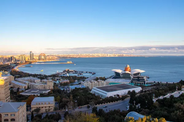 Vista panorámica de la ciudad de Bakú. Capital de Azerbaiyán en la costa del Mar Caspio —  Fotos de Stock
