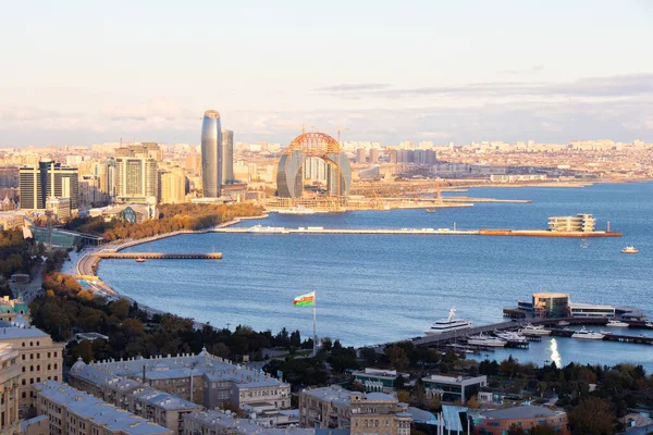 Bakü 'nün panoramik manzarası. Hazar Denizi kıyısındaki Azerbaycan 'ın başkenti