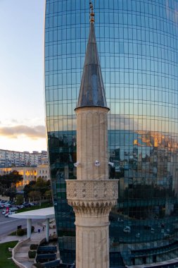 Bakü 'deki Shehidler Camii' nin minaresi. Gelenek ve modern birliktelik
