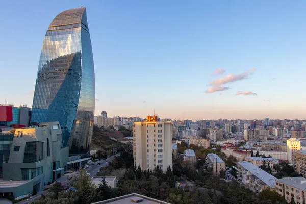 Bakú es la ciudad moderna. El rascacielos más alto de Bakú y otros edificios — Foto de Stock