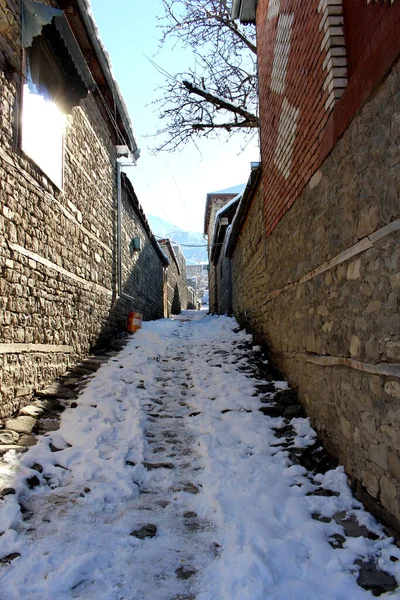 Karlı bir dağ köyü. Lahiç, Azerbaycan 'da antik bir köy.