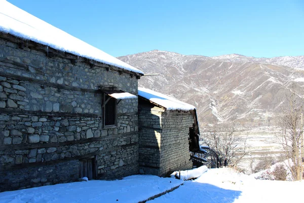 Kafkas köyü Lahiç 'ten kış manzarası - Azerbaycan. Güneşli bir günde eski evimize taze kar yağdı.. — Stok fotoğraf