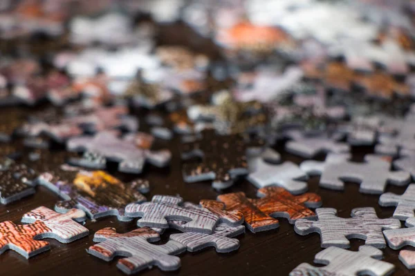 Stukjes van een puzzel. Jigsaw puzzel van dichtbij bekijken. — Stockfoto