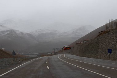 Ispir 'in Karlı Ovit Dağı yolu. Doğu Anadolu Bölgesi