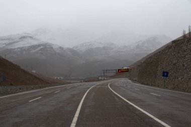 Ispir 'in Karlı Ovit Dağı yolu. Doğu Anadolu Bölgesi