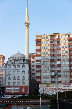 RIZE, TURKEY - 9 Kasım 2021: Karadeniz 'in önemli bir Türk kenti olan Rize şehir merkezinden bir manzara.