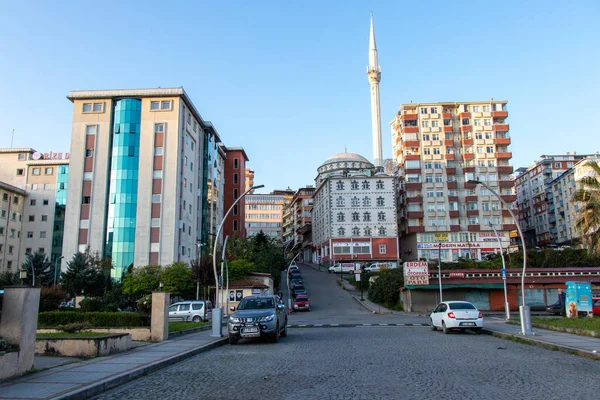 RIZE, TURKEY - 9 Kasım 2021: Karadeniz 'in önemli bir Türk kenti olan Rize şehir merkezinden bir manzara.