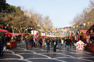 Mutlu insanlar bayramı kutluyor. Bakü 'nün merkez caddesinde Noel günü - Azerbaycan: 31 Aralık 2021