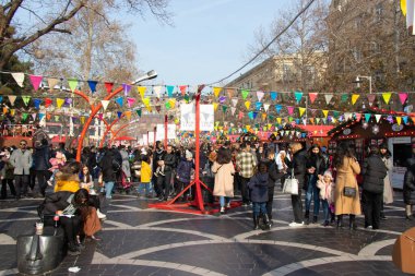 Mutlu insanlar bayramı kutluyor. Bakü 'nün merkez caddesinde Noel günü - Azerbaycan: 31 Aralık 2021