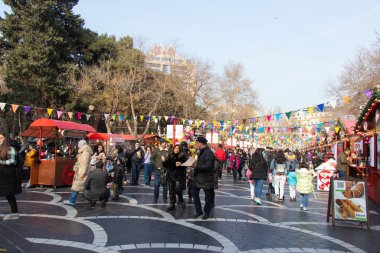 Mutlu insanlar bayramı kutluyor. Bakü 'nün merkez caddesinde Noel günü - Azerbaycan: 31 Aralık 2021