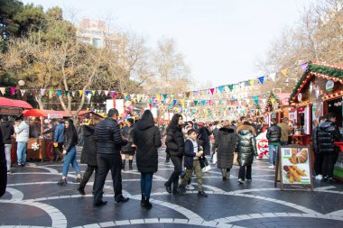 Mutlu insanlar bayramı kutluyor. Bakü 'nün merkez caddesinde Noel günü - Azerbaycan: 31 Aralık 2021