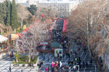 Merkez meydanda Yeni Yıl Fuarı. Bakü Çeşmeleri Meydanı. Bakü, Azerbaycan 'da Noel günü - 31 Aralık 2021.