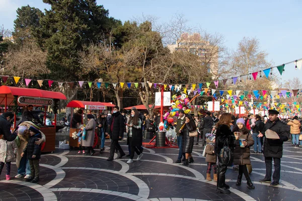 Mutlu insanlar bayramı kutluyor. Bakü 'nün merkez caddesinde Noel günü - Azerbaycan: 31 Aralık 2021