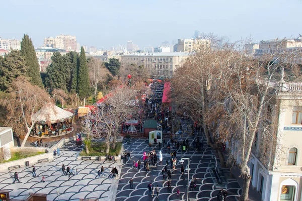 Feria de Año Nuevo en la plaza central. Fuente Plaza de Bakú. Día de Navidad en Bakú, Azerbaiyán - 31 de diciembre de 2021. —  Fotos de Stock