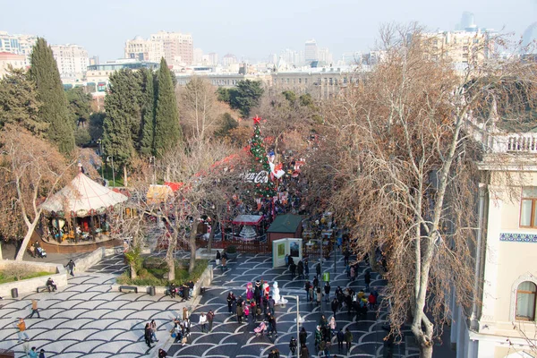 Feria de Año Nuevo en la plaza central. Fuente Plaza de Bakú. Día de Navidad en Bakú, Azerbaiyán - 31 de diciembre de 2021. —  Fotos de Stock