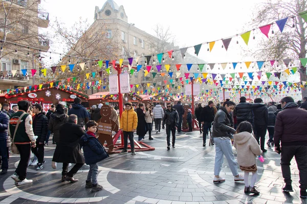 Gente feliz celebrando la fiesta. Día de Navidad en la calle central de Bakú - Azerbaiyán: 31 de diciembre de 2021 Imagen de stock