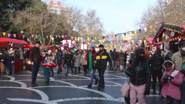 Mutlu insanlar Noel tatilini kutluyor. Bakü 'nün merkez caddesinde Noel günü - Azerbaycan: 31 Aralık 2021