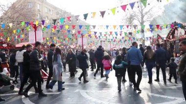 Merkez meydanda Yeni Yıl Fuarı. Tatilde mutlu insanlar. Bakü, Azerbaycan 'da Noel günü - 31 Aralık 2021.
