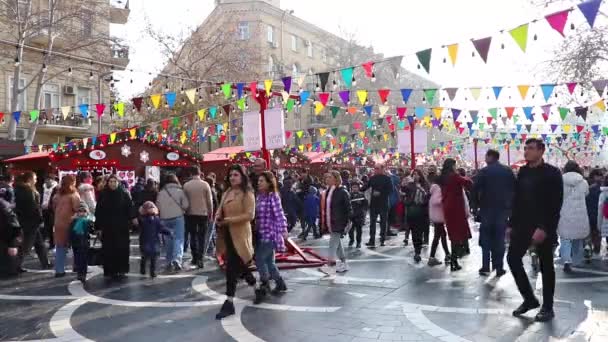 Gelukkige mensen vieren de kerstvakantie. Kerstdag in de centrale straat van Bakoe - Azerbeidzjan: 31 december 2021 — Stockvideo