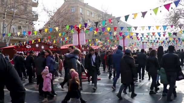 Pessoas felizes comemorando o feriado de Natal. Dia de Natal na rua central de Baku - Azerbaijão: 31 de dezembro de 2021 — Vídeo de Stock