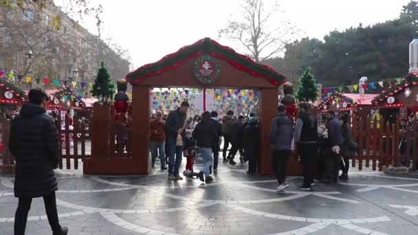 New Years Fair in the center square. Happy people at holiday. Christmas day in Baku, Azerbaijan - December 31, 2021. — стоковое видео