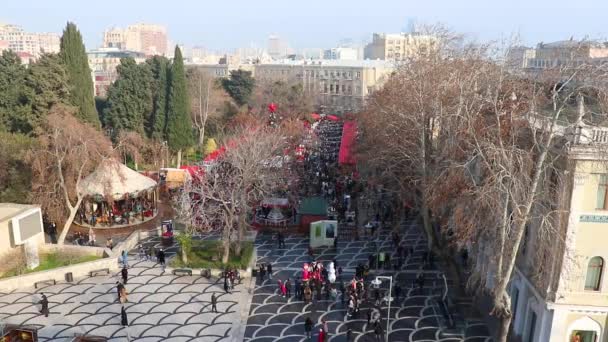 Bakú Azerbaiyán: 31 de diciembre de 2021. El día de Navidad. Celebraciones de Nochevieja en la ciudad — Vídeo de stock