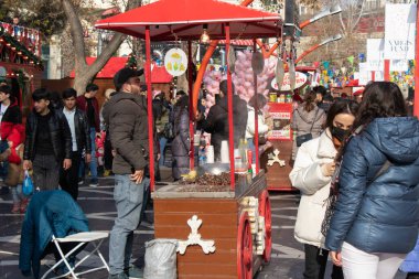 Bakü - Azerbaycan 'ın Nizami Caddesi' nde 31 Aralık 2021 'de kavrulmuş kestanelerle birlikte satılmaktadır. Yeni yıl arifesi kutlamaları