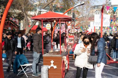 Bakü - Azerbaycan 'ın Nizami Caddesi' nde 31 Aralık 2021 'de kavrulmuş kestanelerle birlikte satılmaktadır. Yeni yıl arifesi kutlamaları