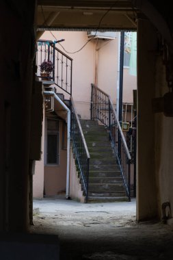 Bakü şehir merkezindeki eski binalar. Eski Bakü şehrinin dar sokaklarında eski merdivenler..