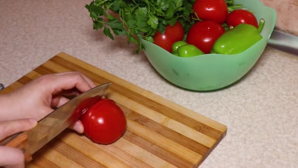 Ręce kobiet za pomocą noża kuchennego cięcia świeżych pomidorów na drewnianej desce do krojenia. Zdrowe odżywianie. Pomidor w plasterkach. — Wideo stockowe
