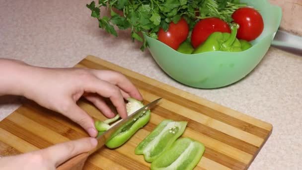 Ruce sekající čerstvý zelený pepř na řezací desce. Zelenina — Stock video
