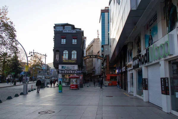Calle central de Rize - Turquía: 9 de noviembre de 2021. bazar de tamaño histórico — Foto de Stock