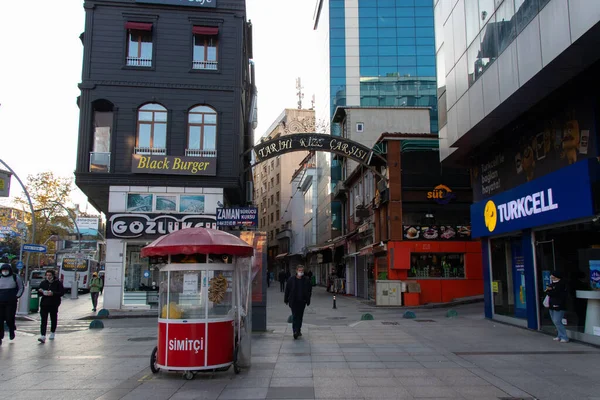 Calle central de Rize - Turquía: 9 de noviembre de 2021. bazar de tamaño histórico — Foto de Stock