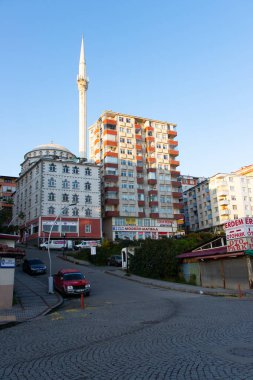 RIZE, TURKEY - 9 Kasım 2021: Karadeniz bölgesinde önemli bir Türk kenti olan Rize şehir merkezinden bir manzara.