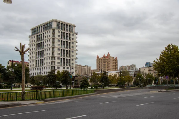 Mañana calma en la ciudad. Calle Fuzuli de la ciudad de Bakú, Azerbaiyán. — Foto de Stock