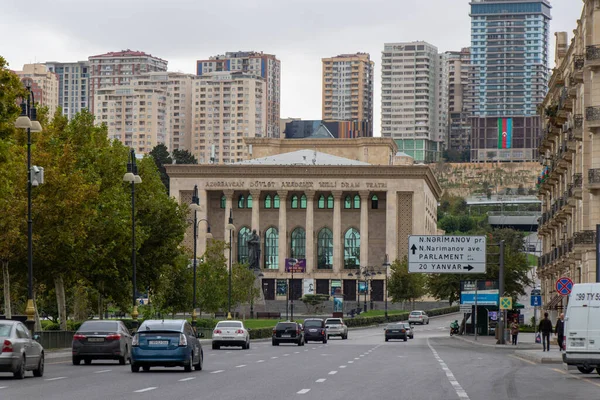 Rua Fuzuli de Baku - Azerbaijão: 10 de outubro de 2021. Cidade e trânsito — Fotografia de Stock