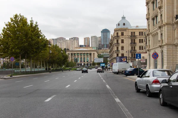 La calle Fuzuli de Bakú - Azerbaiyán. Ciudad y tráfico — Foto de Stock