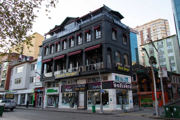 Edificios modernos y creativos de la ciudad de Rize - Turquía: noviembre 2021. Hamburguesa negra — Foto de Stock
