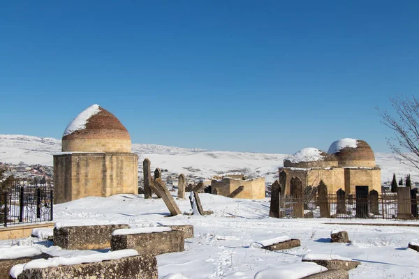 Shamakhi, Azerbaycan. Kış konsepti 16. yüzyılın antik tarihi anıt mezarları.. — Stok fotoğraf