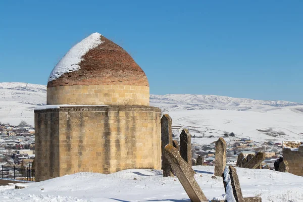 Antik Müslüman mezarlığı. 16. yüzyılın antik tarihi anıt mezarları. Shamakhi, Azerbaycan. — Stok fotoğraf
