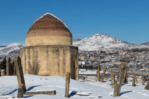 Antik Müslüman mezarlığı. 16. yüzyılın antik tarihi anıt mezarları. Shamakhi, Azerbaycan. — Stok fotoğraf