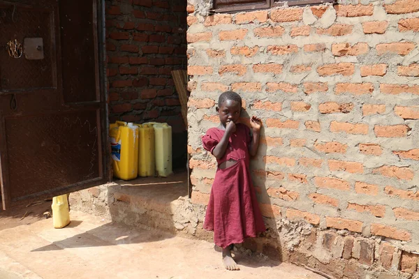 Uganda - África: 4 de junio de 2016. Chica tímida y pobre africana. El pobre país. Pobreza Imágenes de stock libres de derechos