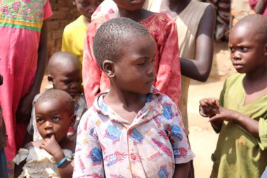 Uganda 'nın Iganga bölgesi: 4 Temmuz 2016. Fotoğrafçılık için tanımlanamayan çocuklar.