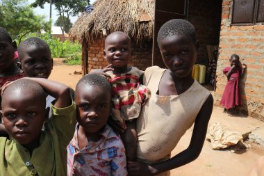 Uganda 'nın Iganga bölgesi: 4 Temmuz 2016. Fotoğrafçılık için tanımlanamayan çocuklar.