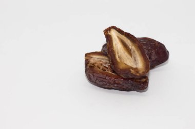 Kurutulmuş buluşma. Kurumuş tarihler beyaz arka planda izole edilmiş. Ramazan yemekleri