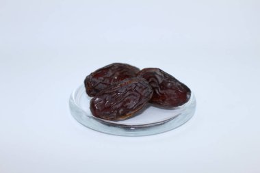 Taze kurutulmuş tarihler Medjool, beyaz arkaplanda izole edilmiş yakın plan.